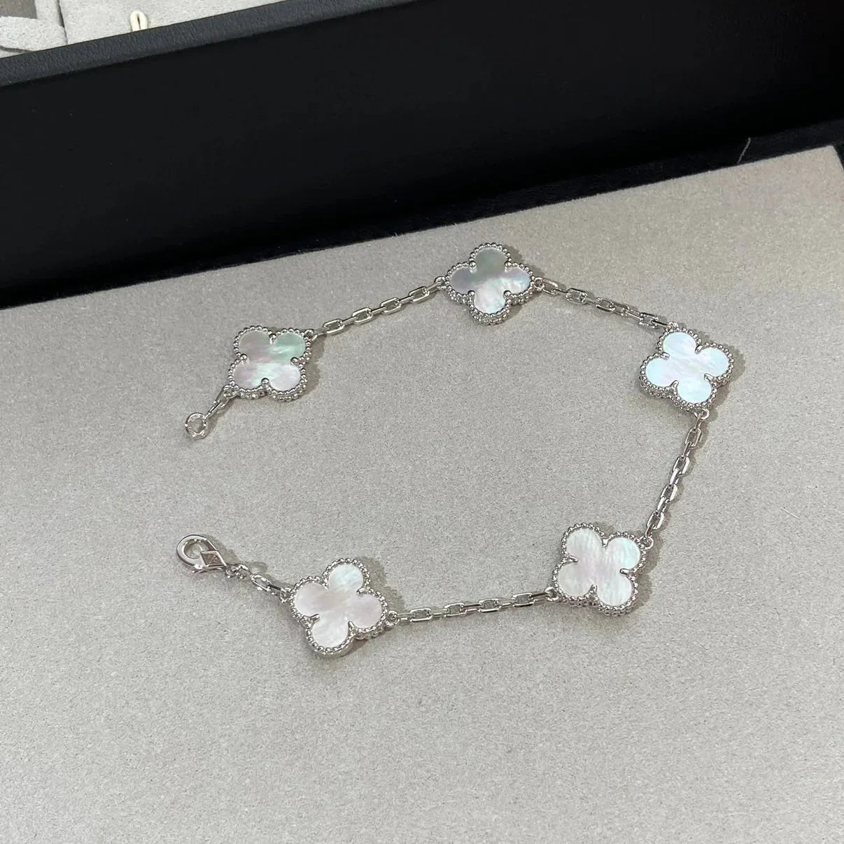 [Loran]LUCKY CLOVER 5-MOTIF BRACELET - WHITE MOTHER-OF-PEARL COLLECTION