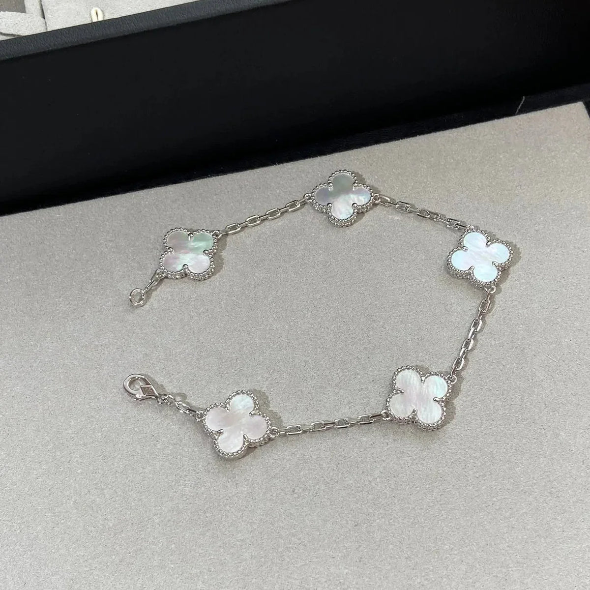 [Loran]LUCKY CLOVER 5-MOTIF BRACELET - WHITE MOTHER-OF-PEARL COLLECTION