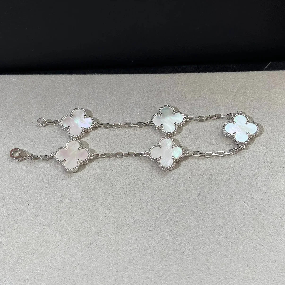 [Loran]LUCKY CLOVER 5-MOTIF BRACELET - WHITE MOTHER-OF-PEARL COLLECTION