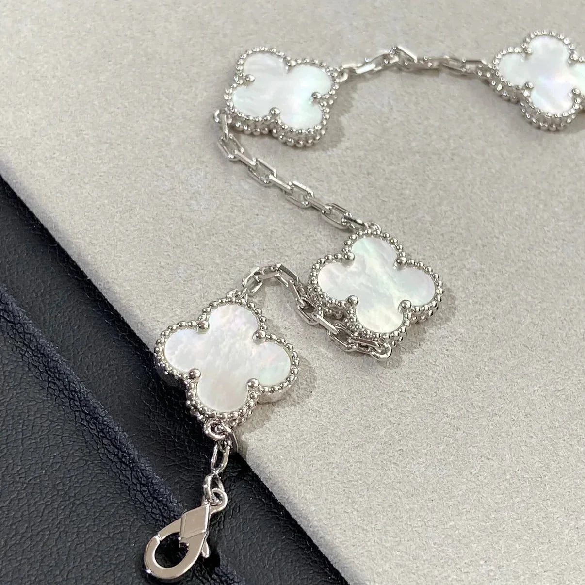 [Loran]LUCKY CLOVER 5-MOTIF BRACELET - WHITE MOTHER-OF-PEARL COLLECTION