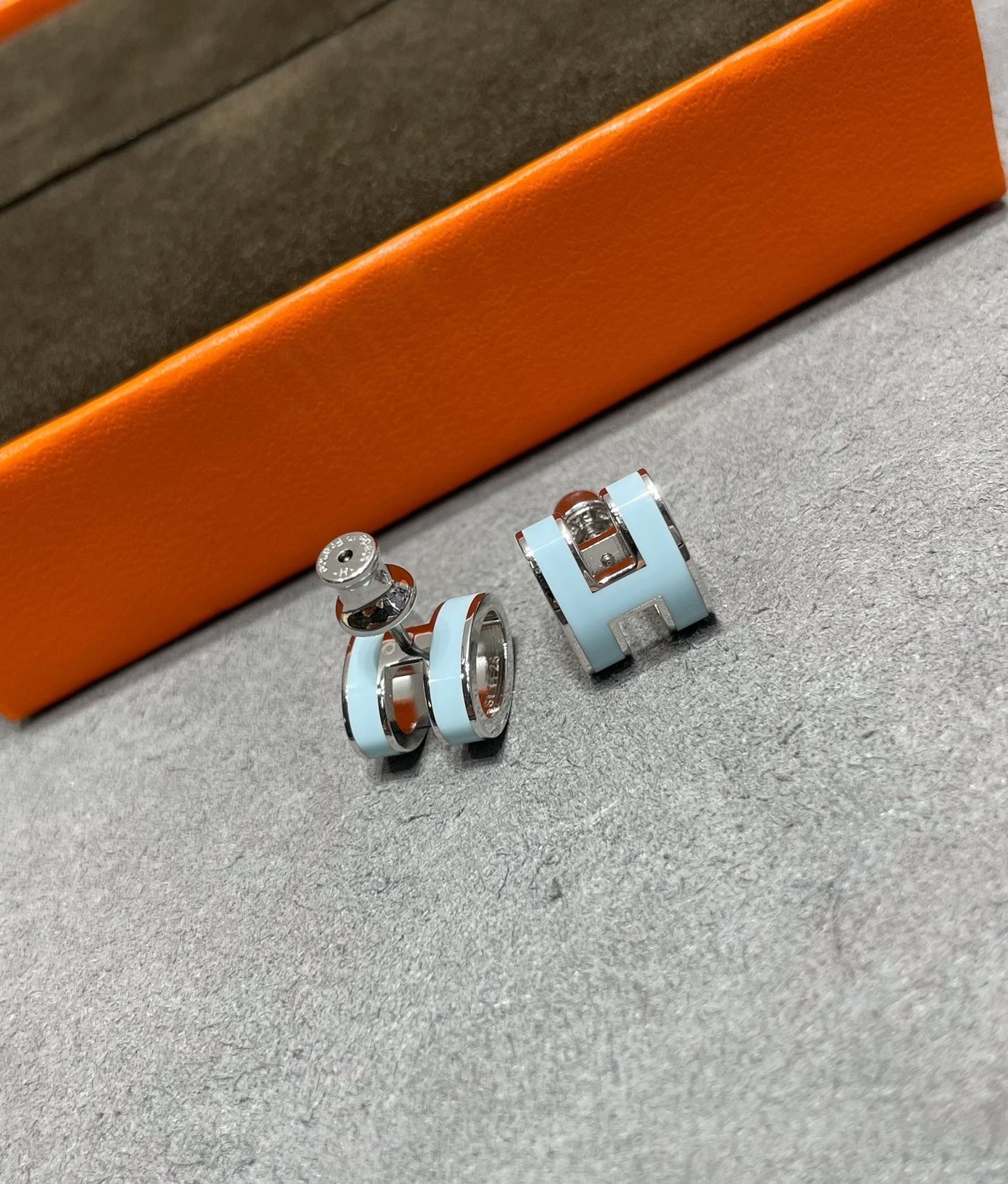 [Loran]POP H SKY BLUE STUD EARRINGS