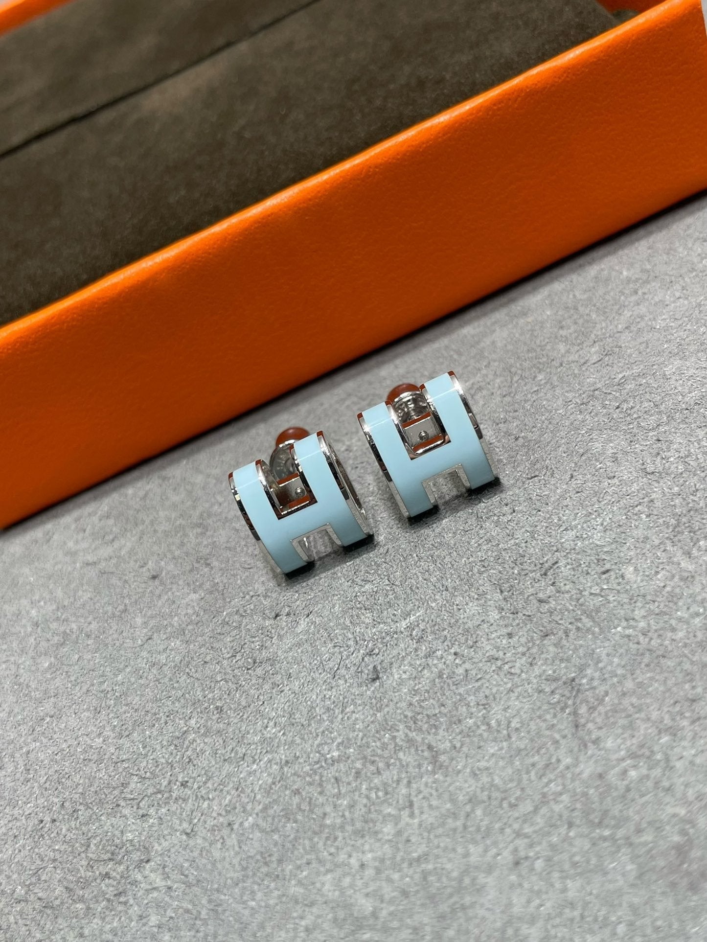 [Loran]POP H SKY BLUE STUD EARRINGS
