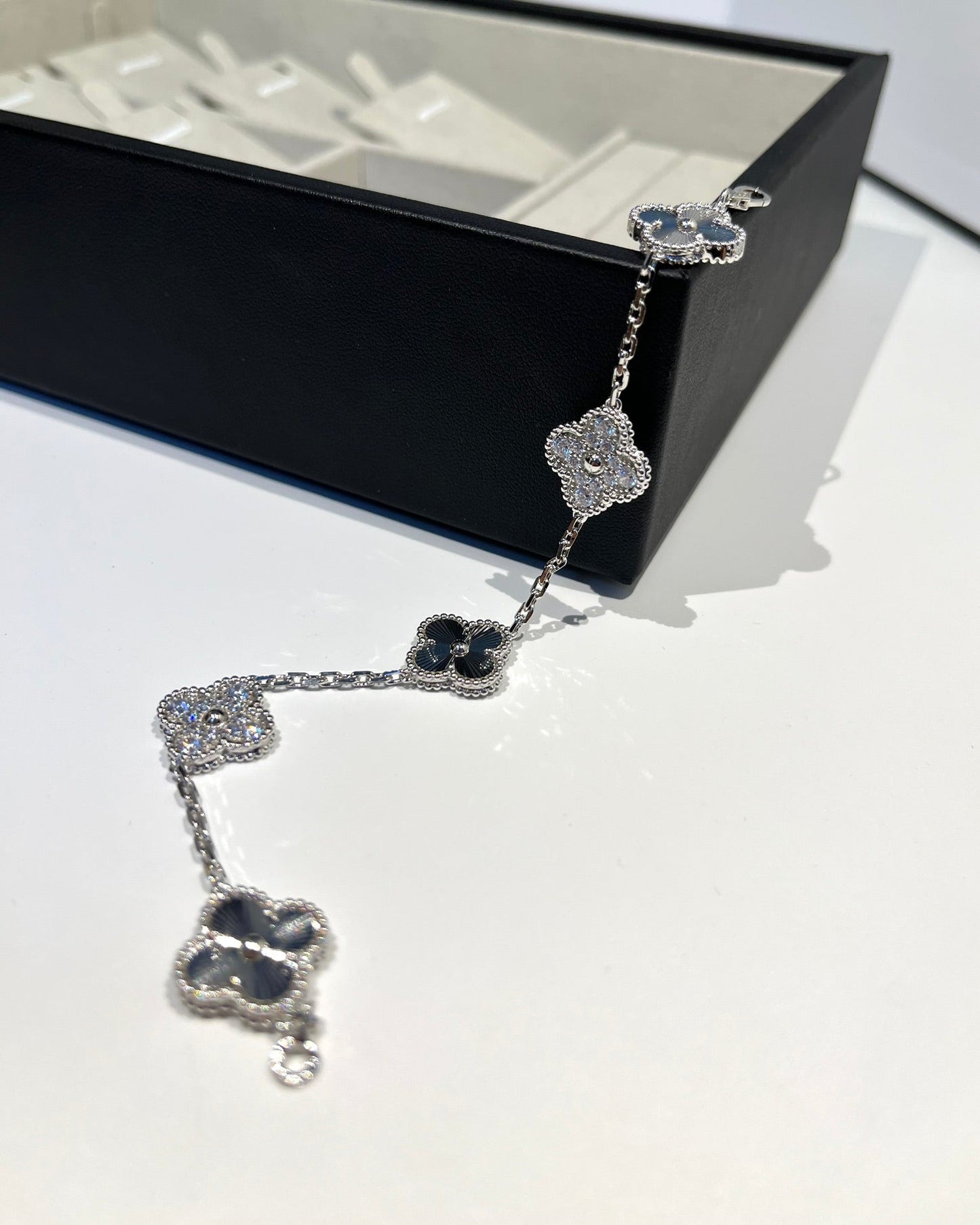 [Loran]LUCKY CLOVER 5-MOTIF BRACELET - LASER COLLECTION