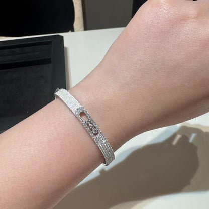 [Loran]MOVE NOA CISELÉ HALF-PAVÉ DIAMOND BANGLE BRACELET
