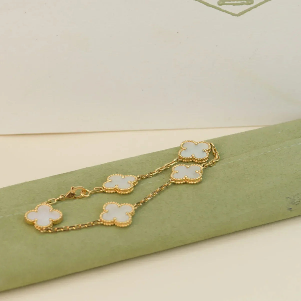 [Loran]LUCKY CLOVER 5-MOTIF BRACELET - WHITE MOTHER-OF-PEARL COLLECTION
