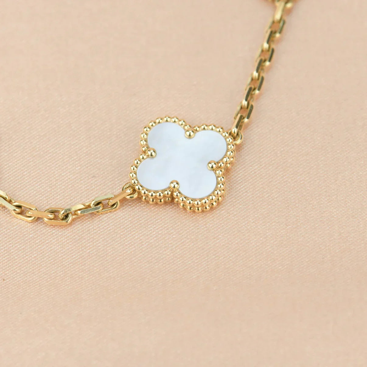 [Loran]LUCKY CLOVER 5-MOTIF BRACELET - WHITE MOTHER-OF-PEARL COLLECTION