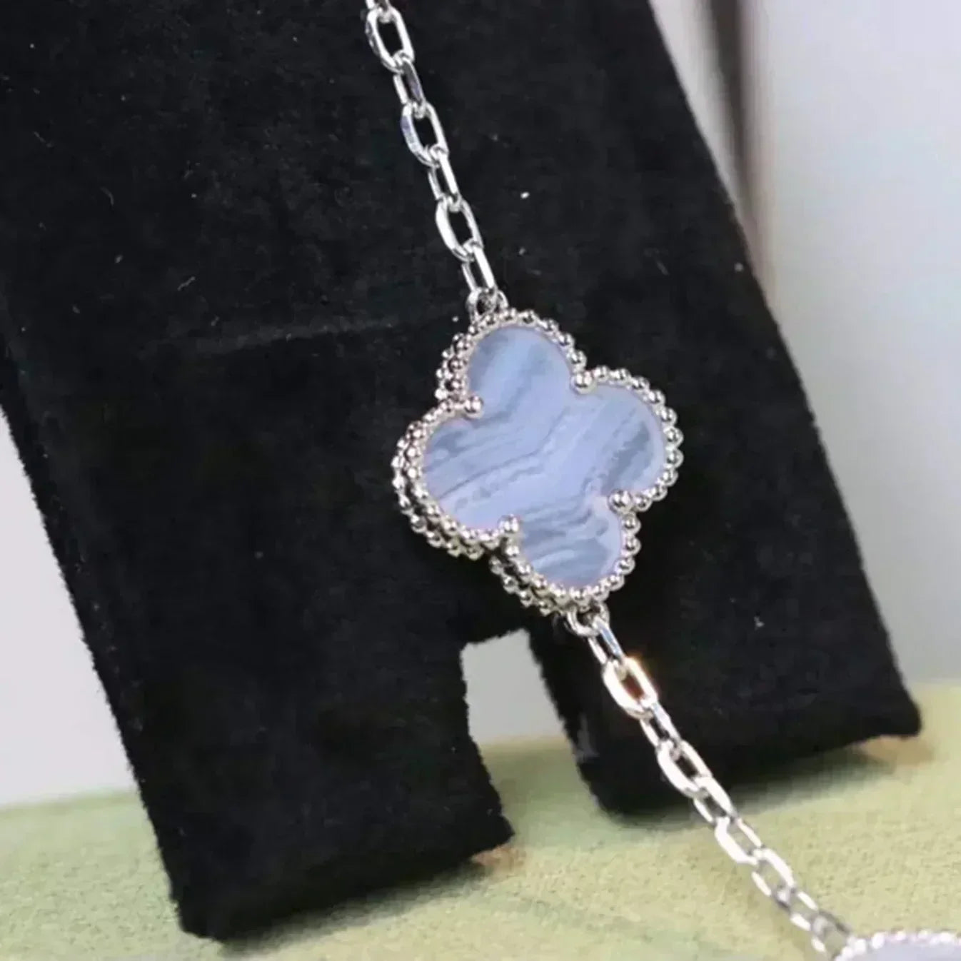 [Loran]LUCKY CLOVER 5-MOTIF BRACELET - PURPLE CHALCEDONY COLLECTION