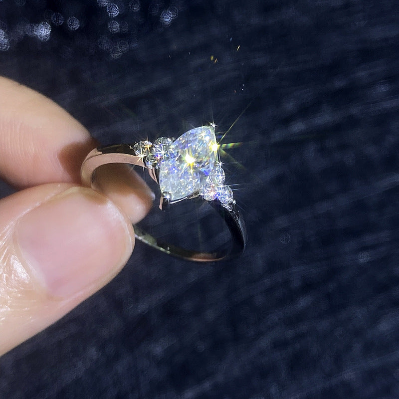 [Loran]ELEGANT MARQUISE CUT MOISSANITE RING WITH SIDE ACCENTS