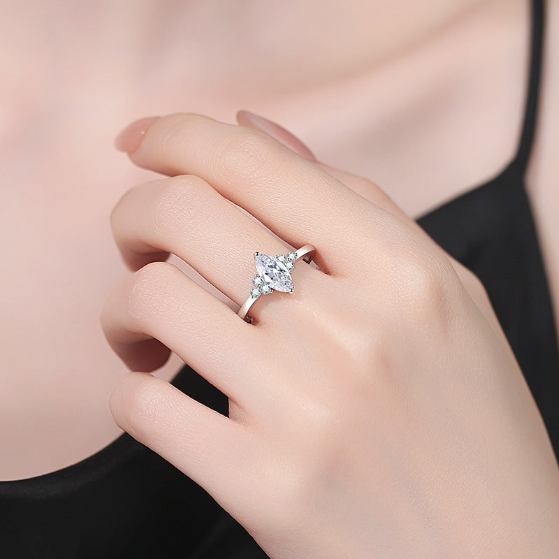 [Loran]ELEGANT MARQUISE CUT MOISSANITE RING WITH SIDE ACCENTS