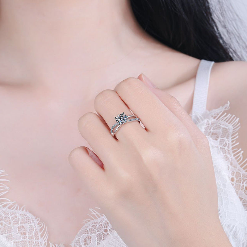 [Loran]ELEGANT 4-PRONG CROSSOVER MOISSANITE ENGAGEMENT RING