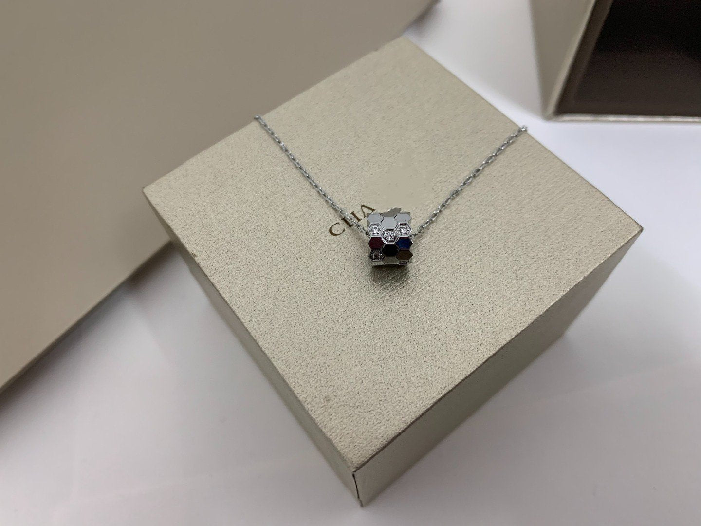 [Loran]BEE LOVE DIAMOND NECKLACE