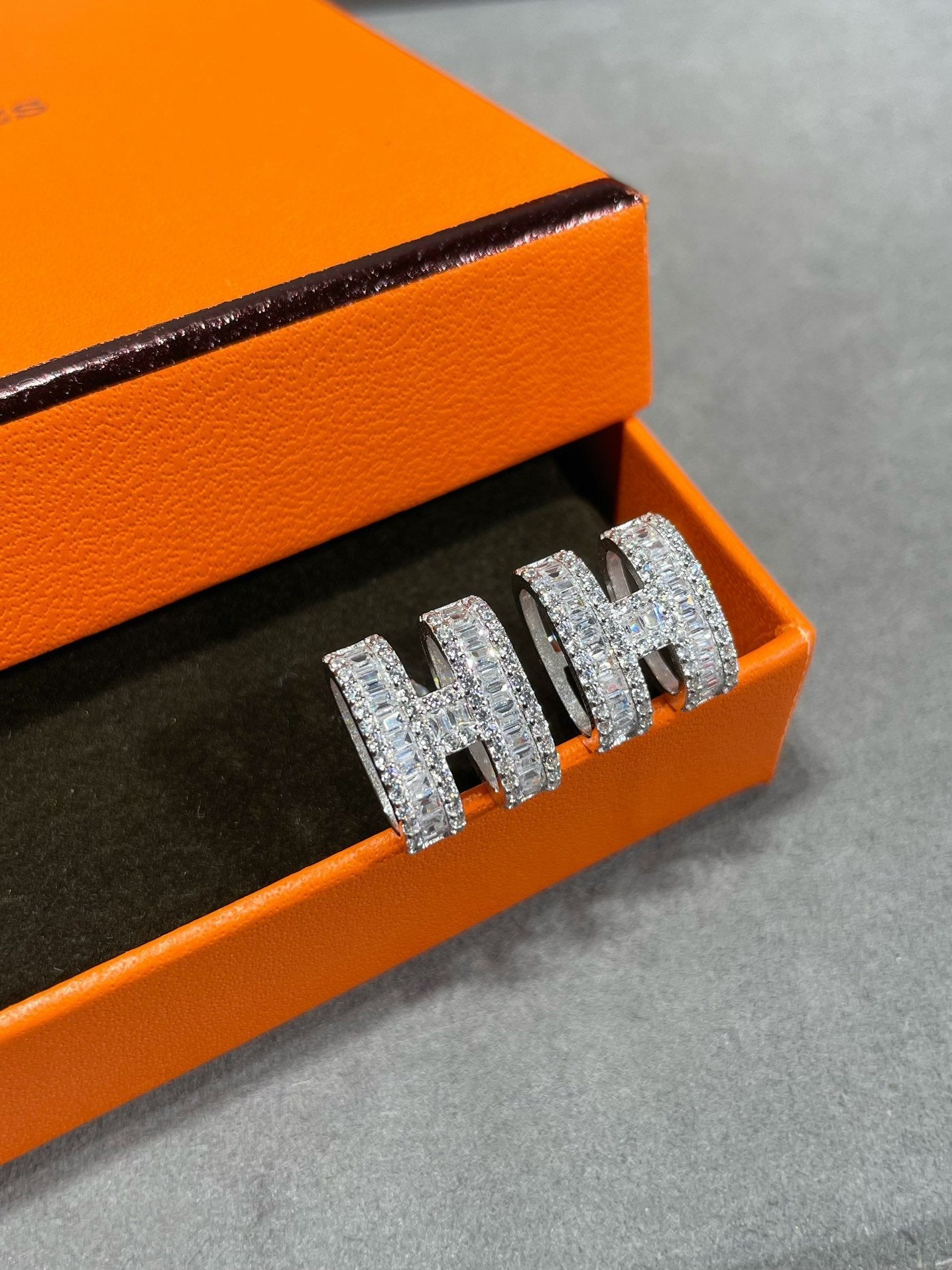 [Loran]H STUD EARRINGS WITH SILVER DIAMONDS