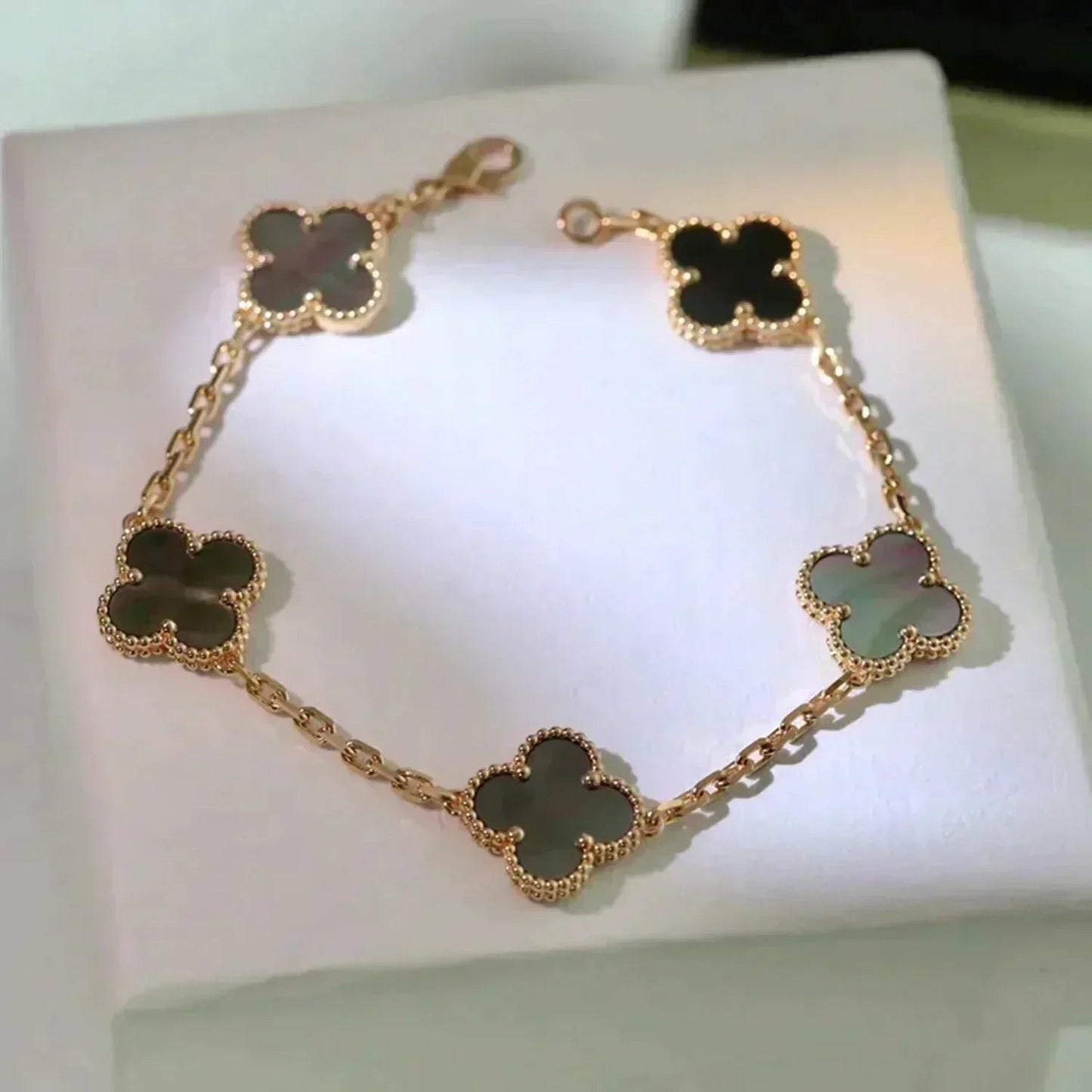 [Loran]LUCKY CLOVER 5-MOTIF BRACELET - GREY MOTHER-OF-PEARL COLLECTION