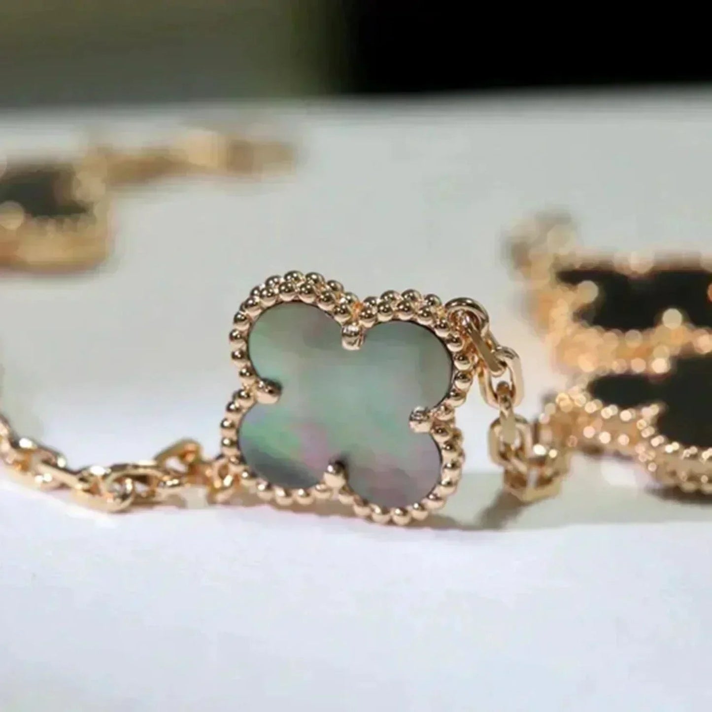 [Loran]LUCKY CLOVER 5-MOTIF BRACELET - GREY MOTHER-OF-PEARL COLLECTION