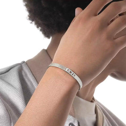 [Loran]MOVE NOA CISELÉ HALF-PAVÉ DIAMOND BANGLE BRACELET