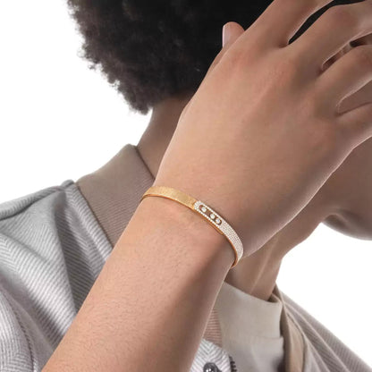 [Loran]MOVE NOA CISELÉ HALF-PAVÉ DIAMOND BANGLE BRACELET