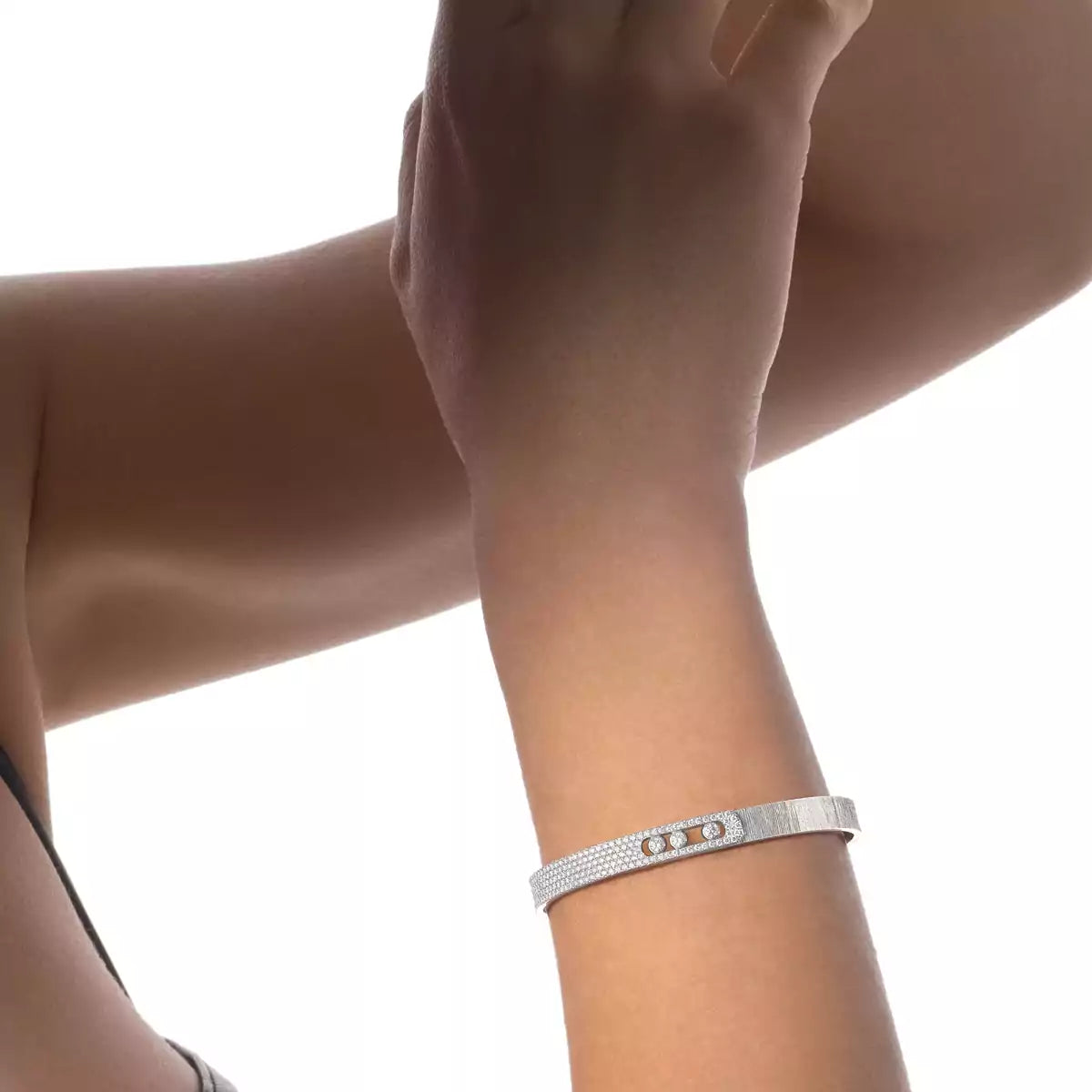 [Loran]MOVE NOA CISELÉ HALF-PAVÉ DIAMOND BANGLE BRACELET