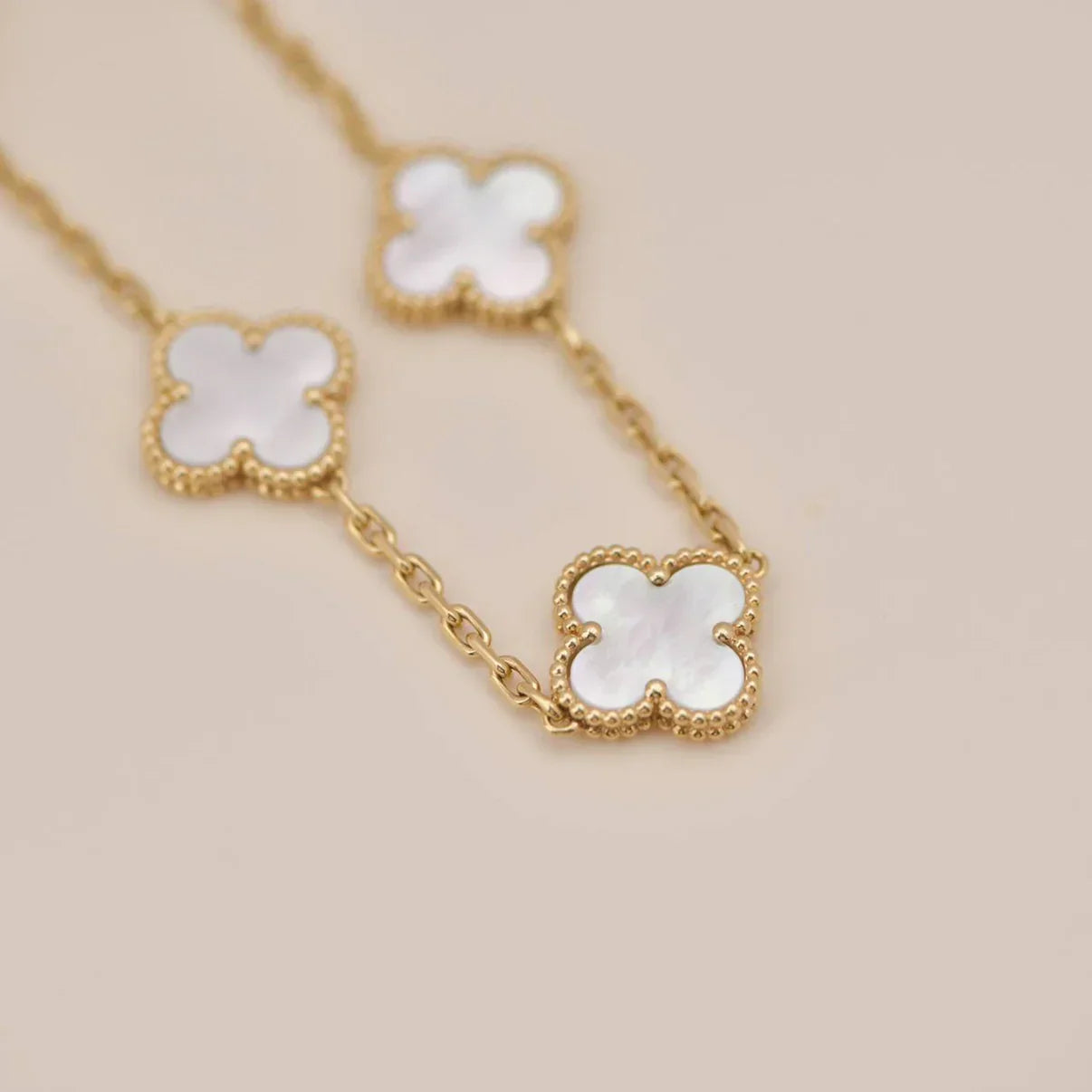 [Loran]LUCKY CLOVER 5-MOTIF BRACELET - WHITE MOTHER-OF-PEARL COLLECTION