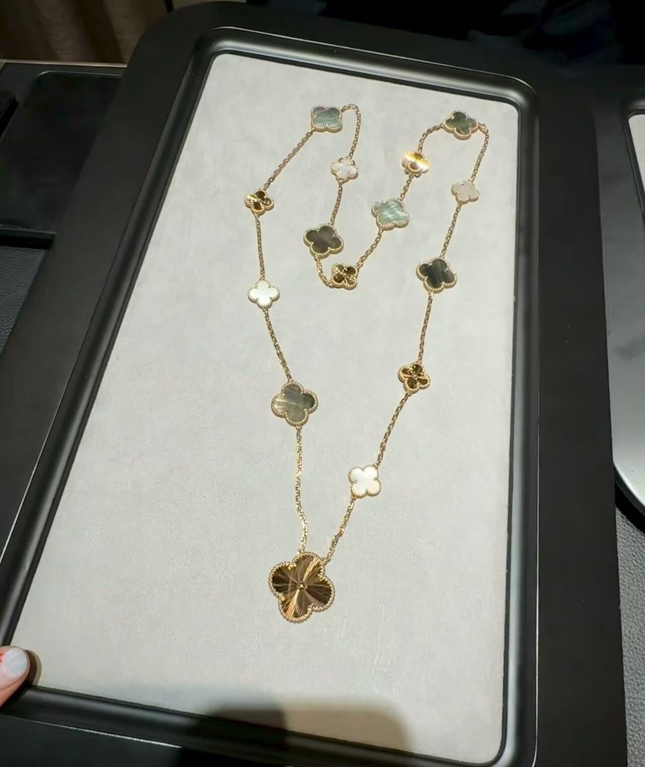 [Loran]DETACHABLE 15-MOTIF CLOVER STATEMENT SET - GREY MOTHER-OF-PEARL & LASER