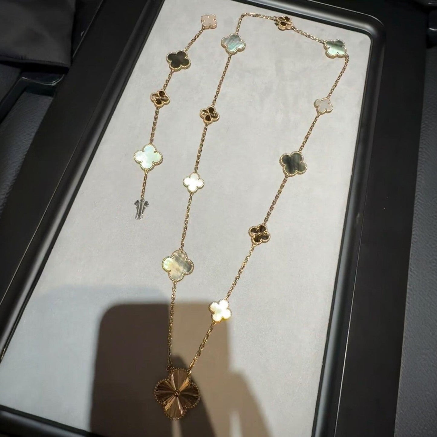 [Loran]DETACHABLE 15-MOTIF CLOVER STATEMENT SET - GREY MOTHER-OF-PEARL & LASER