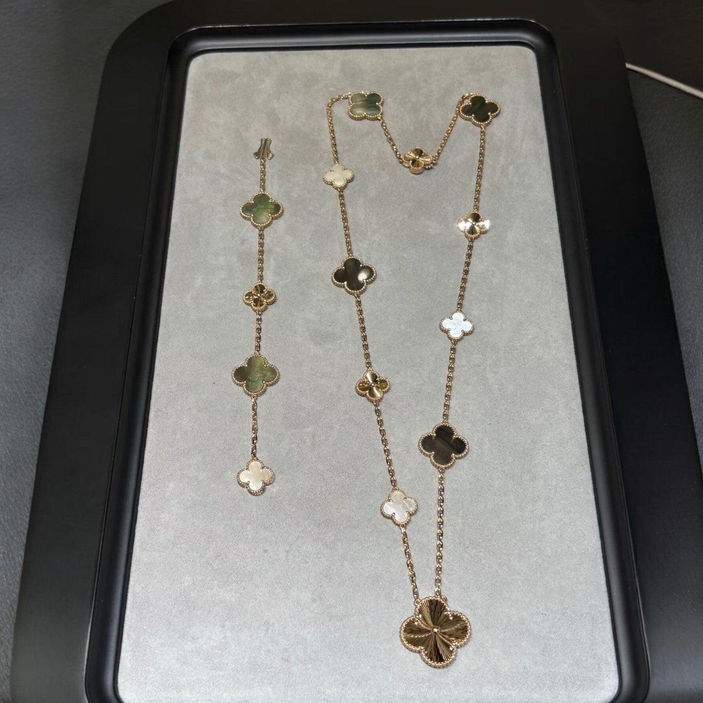 [Loran]DETACHABLE 15-MOTIF CLOVER STATEMENT SET - GREY MOTHER-OF-PEARL & LASER