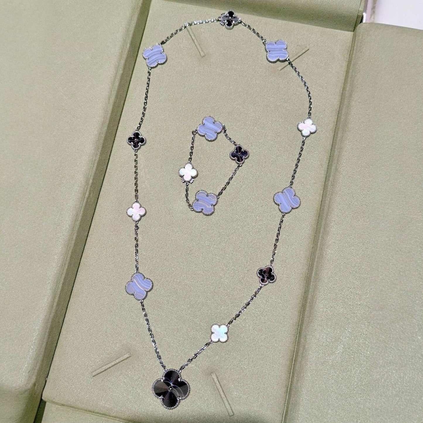[Loran]DETACHABLE 15-MOTIF CLOVER STATEMENT SET - PURPLE CHALCEDONY & LASER