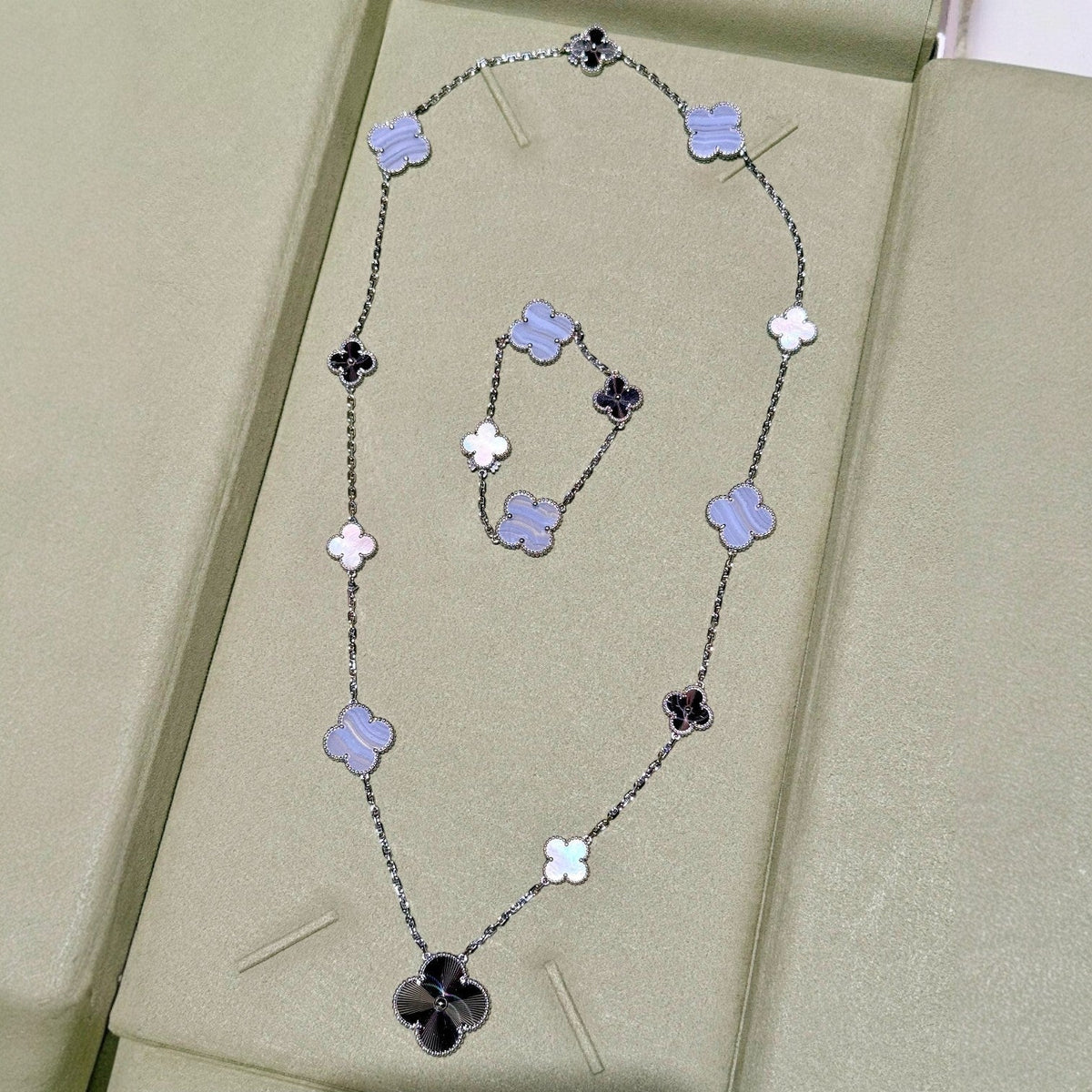 [Loran]DETACHABLE 15-MOTIF CLOVER STATEMENT SET - PURPLE CHALCEDONY & LASER