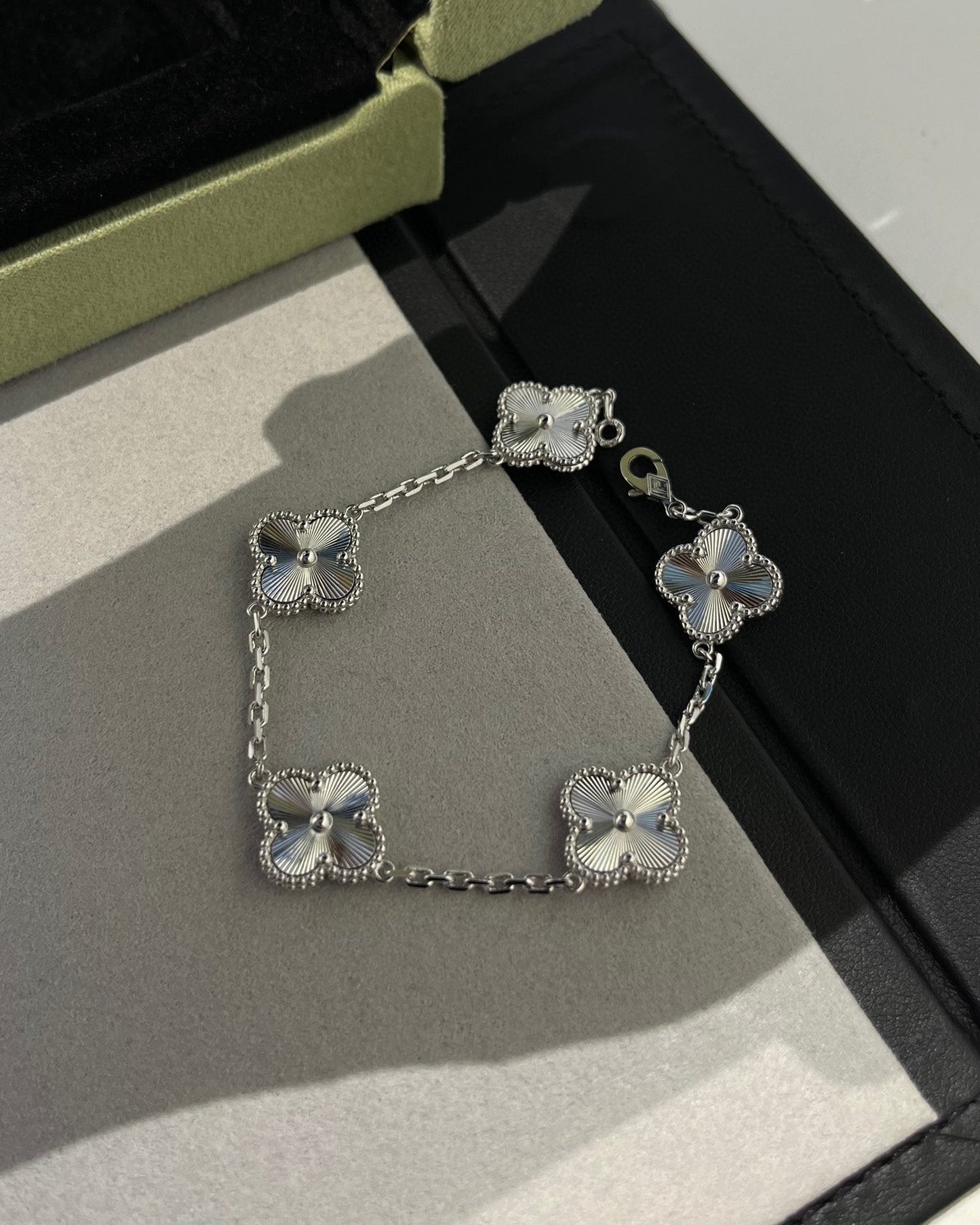 [Loran]LUCKY CLOVER 5-MOTIF BRACELET - LASER COLLECTION