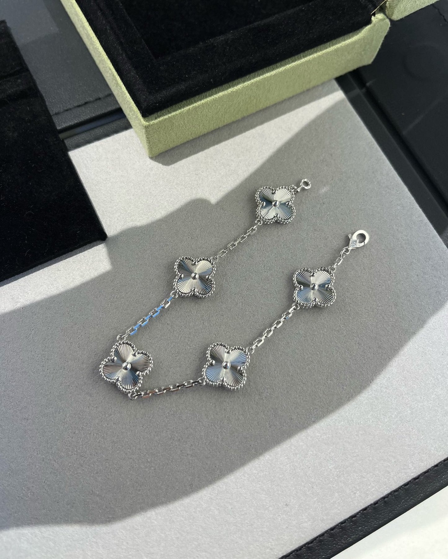 [Loran]LUCKY CLOVER 5-MOTIF BRACELET - LASER COLLECTION